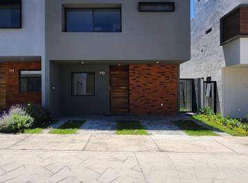 Casa de 4 habitaciones, Zapopan · Casa con 4 Recámaras de 165 m² Terreno en Venta, Parques Vallarta