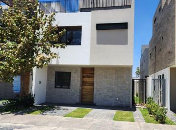 Casa de 4 habitaciones, Zapopan · Casa Nueva con Roof, 4 Recámaras en Venta en Parques Vallarta