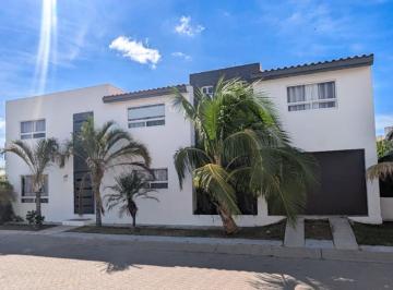 Casa · 250m² · 5 Recámaras · 2 Estacionamientos · Casa en Renta en Marina Real