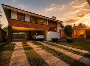 Casa · 523m² · 3 Recámaras · 3 Estacionamientos · Casa en Venta con Amplio Terreno en Zavaleta, Puebla