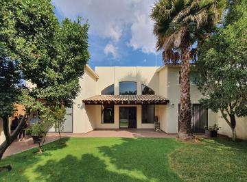 Casa · 620m² · 3 Recámaras · 4 Estacionamientos · Residencia en Venta en Santa Cruz Buena Vista Acabados de Lujo y Amplios Espacios