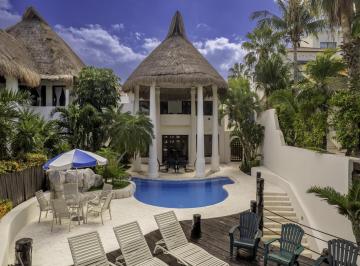 Casa · 600m² · 5 Recámaras · 6 Estacionamientos · Beach Front en Zona Hotelera de Cancun