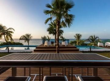 Casa · 1200m² · 5 Recámaras · 5 Estacionamientos · Mansión Frente Al Mar en Zona Hotelera de Cancún