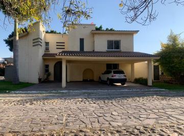 Casa · 397m² · 5 Recámaras · 2 Estacionamientos · Casa en Venta - (4)