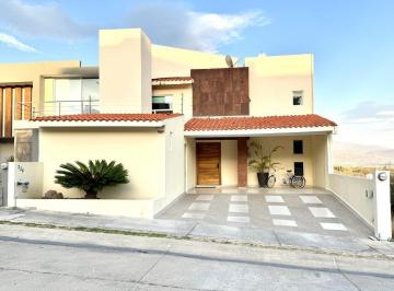 Casa · 373m² · 2 Estacionamientos · Casa en Venta con Vista Fracc. Porta Fontana