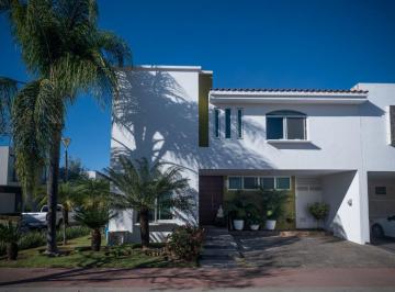 Casa de 5 habitaciones, Zapopan · Amplia Casa en Venta en Coto de Solares Cerca Instituto de Ciencias