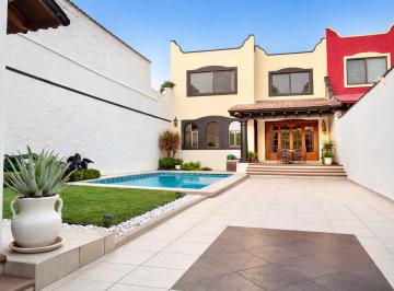 Casa de 4 habitaciones, Cuernavaca · Cuernavaca Casa en Lomas de Cortés, Rápido Acceso a La Autopista, Alberca y Jardín