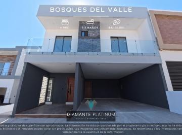 Casa · 336m² · 4 Recámaras · 2 Estacionamientos · Se Vende Casa en Fraccionamiento Bosques del Valle