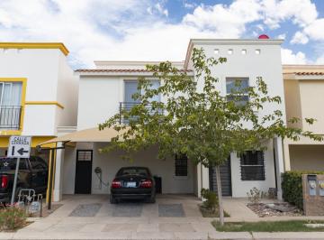 Casa · 165m² · 3 Recámaras · 2 Estacionamientos · Casa Amplia Semiamueblada en Renta por Valle del Sol La Sarzana