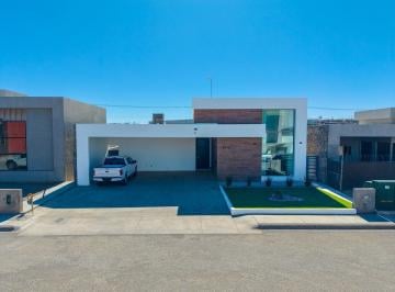 Casa · 398m² · 3 Recámaras · 6 Estacionamientos · Residencia de Lujo en Venta en Misión de Los Lagos