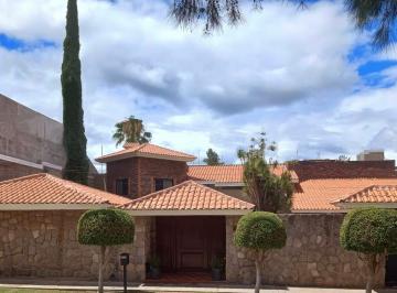 Casa · 550m² · 4 Recámaras · 8 Estacionamientos · Casa Venta Portones del Campestre, León, Guanajuato