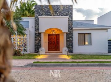 Casa · 371m² · 3 Recámaras · 4 Estacionamientos · Hermosa Casa en Venta en Lagos del Sol, Cancun