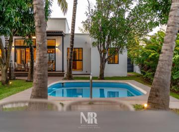 Casa · 371m² · 3 Recámaras · 4 Estacionamientos · Hermosa Casa en Venta en Lagos del Sol, Cancun