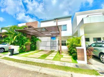 Casa · 176m² · 4 Recámaras · 2 Estacionamientos · Casa en Venta Residencial Aqua, Cancún.
