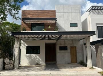Casa · 257m² · 3 Recámaras · 2 Estacionamientos · Casa en Renta en Via Cumbres en Cancún