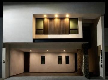 Casa de 4 habitaciones, Monterrey · Hermosa Casa con Una Recamara/estudio con Baño Completo en Planta Baja