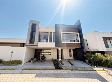 Casa · 300m² · 3 Recámaras · 3 Estacionamientos · Casa en Venta en Lomas de Angelopolis III, Cascatta, 3 Recamaras.