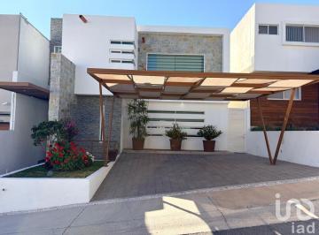 Casa · 226m² · 4 Recámaras · 2 Estacionamientos · Casa en Venta en Lomas de Juriquilla, Querétaro
