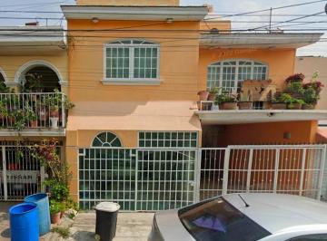 Casa de 3 habitaciones, Zapopan · Bonita Casa a Mitad de Precio a 5 Min de Av Patria en Zapopan