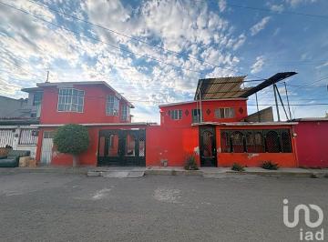 Casa · 285m² · 5 Recámaras · 4 Estacionamientos · Venta de Casa Las Trojes, Cuautitlán
