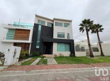 Casa · 500m² · 4 Recámaras · 2 Estacionamientos · Se Vende Casa de 4 Recámaras en Fraccionamiento La Luz, en Pachuca, Hidalgo