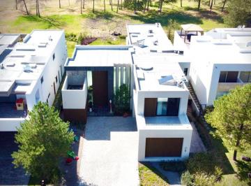 Casa de 3 habitaciones, León · Casa en Venta en El Bosque, con Alberca y Salida Al Campo de Golf.