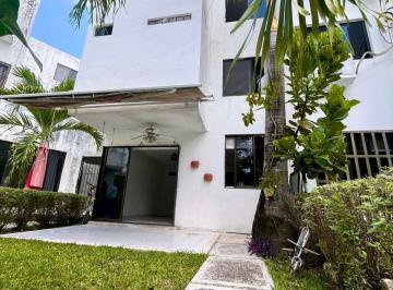 Casa · 103m² · 3 Recámaras · 2 Estacionamientos · Casa en Venta en Av del Sol Cancun, 3 Recamaras, 3 Pisos, Alberca