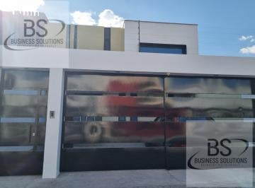 Casa · 180m² · 3 Recámaras · 2 Estacionamientos · Casa de Oportunidad Venta Valle de Juriquilla con Cuarto de Servicio y Sala de Tv Ti/d