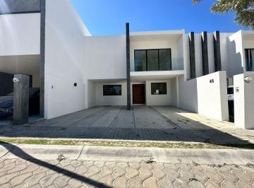 Casa · 220m² · 3 Recámaras · 2 Estacionamientos · Casa en Renta en City Lomas