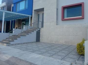 Casa · 148m² · 3 Recámaras · 2 Estacionamientos · Altozano Casa 3 Recamaras, Libre de Gravamen