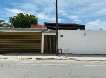 Casa · 308m² · 4 Recámaras · 2 Estacionamientos · Casa en Renta en Torreon Jardin en Av Central