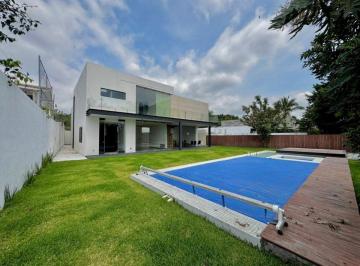 Casa · 775m² · 4 Recámaras · 7 Estacionamientos · Casa Leñeros con Amplios Espacios en Zona Dorada de Cuernavaca