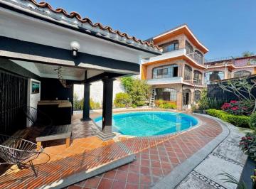 Casa · 567m² · 5 Recámaras · Casa en Cuernavaca con 5 Recamaras, Alberca, Salon de Usos Multiples