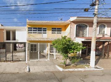 Casa de 4 habitaciones, Guadalajara · Casa en Monumental Guadalajara en Remate