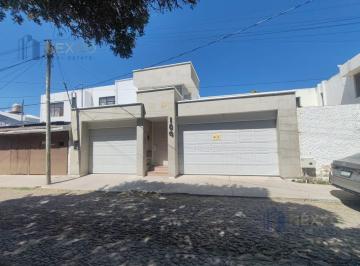 Casa · 239m² · 4 Recámaras · 3 Estacionamientos · Casa en Renta en Carretas ¡No Habitacional, Uso Comercial! a Una Cuadra de Los Arcos