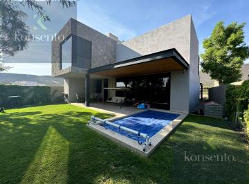 Casa en condominio · 440m² · 4 Recámaras · 3 Estacionamientos · Casa en Condominio en Altozano con Alberca