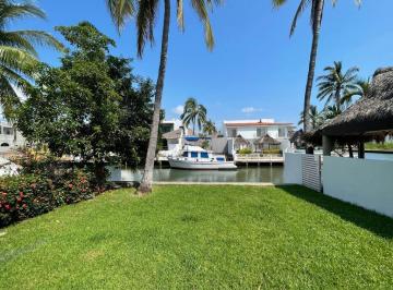 Casa · 240m² · 5 Recámaras · 2 Estacionamientos · Casa en Venta Barra de Navidad