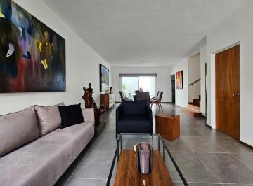 Casa · 200m² · 5 Recámaras · 2 Estacionamientos · Casa en Venta Colonia Chapalita
