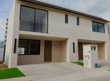 Casa · 135m² · 3 Recámaras · 2 Estacionamientos · Venta de Casa en Privanzas Residencial, Zona Punta Este, Atrás de Colegio Subiré