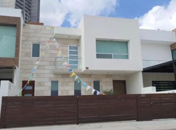 Casa · 369m² · 4 Recámaras · 2 Estacionamientos · Casa en Fraccionamiento Cumbres del Lago