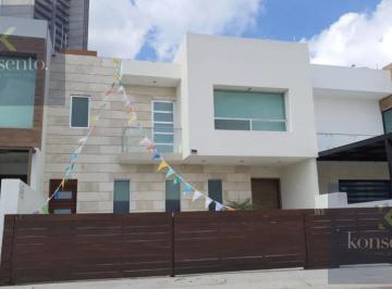 Casa · 369m² · 4 Recámaras · 2 Estacionamientos · Casa en Fraccionamiento Cumbres del Lago