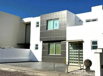 Casa en condominio · 275m² · 3 Recámaras · 2 Estacionamientos · Casa en Fraccionamiento Cumbres del Lago