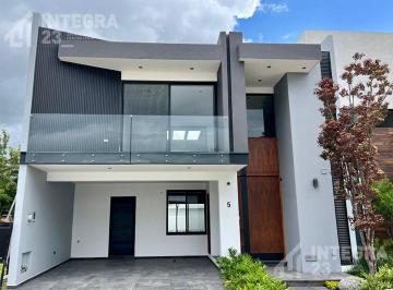 Casa · 239m² · 3 Recámaras · 2 Estacionamientos · Casa en Venta de 3 Recámaras, Frente a Ómada en Barrio Cascatta, Lomas de Angelópolis III