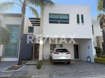 Casa · 196m² · 3 Recámaras · 2 Estacionamientos · Casa en Venta - (4)
