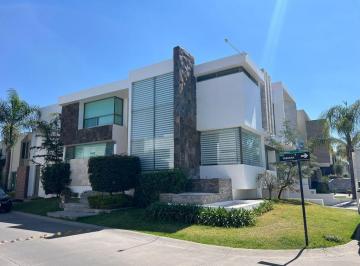 Casa en condominio · 759m² · 4 Recámaras · 7 Estacionamientos · Residencia en Venta Villa Verona