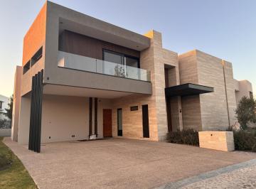 Casa · 704m² · 4 Recámaras · 4 Estacionamientos · Casa en Venta en El Campanario Queretaro