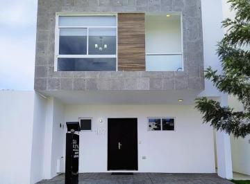Casa en condominio · 182m² · 3 Recámaras · 2 Estacionamientos · Casa en Venta con Roof Garden en Queretaro