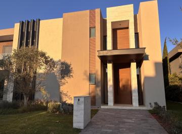 Casa · 568m² · 4 Recámaras · 4 Estacionamientos · Casa en Venta en El Campanario Queretaro