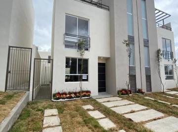 Casa · 132m² · 3 Recámaras · 2 Estacionamientos · Venta de Casa de 3 Pisos de Lujo con Alberca en Pachuca Hidalgo