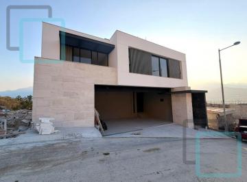 Casa · 490m² · 3 Recámaras · 3 Estacionamientos · Casa en Venta en Colonia Castaños del Vergel Zona Carretera Nacional Monterrey